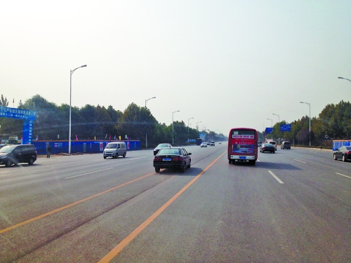 鄭開大道上隨處可見車輛駛?cè)腚p黃線超車,很危險(xiǎn)。