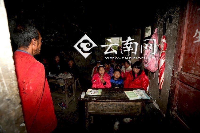小學里只有兩個班，大點的孩子無法升入高年級，只得從一年級再讀起，就像復讀機。