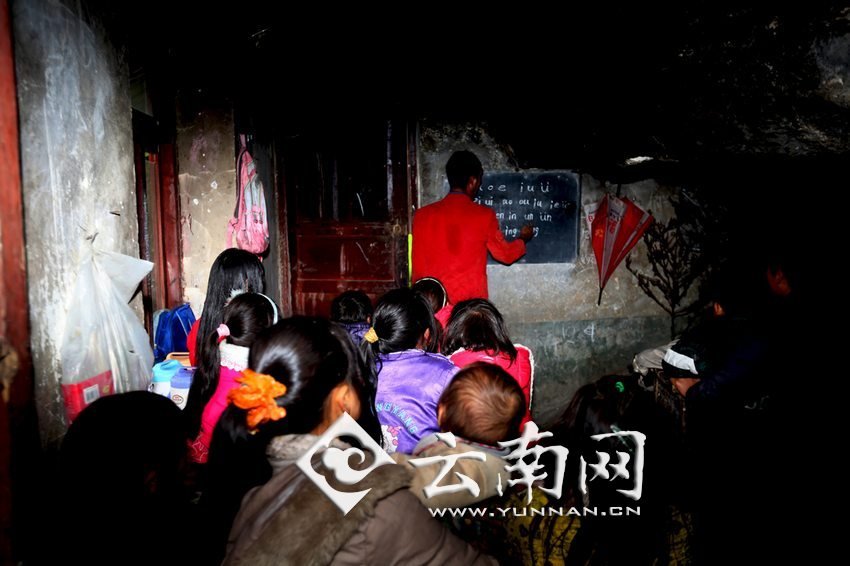 由于受到當?shù)厝似缫?，大鍋圈的孩子們沒有外出求學的機會，只能在這樣的簡易房里學習