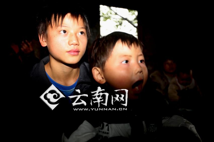 孩子認真地跟著袁老師讀拼音。徐弘毅 攝