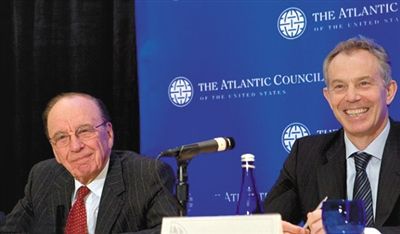 2008年，布萊爾與默多克在美國參加一國際會議。