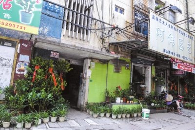 今年8月，當(dāng)年于英生妻子被殺案發(fā)生地——蚌埠市南山路一處臨街一樓的三室一廳——目前已經(jīng)成為一個(gè)花店。
