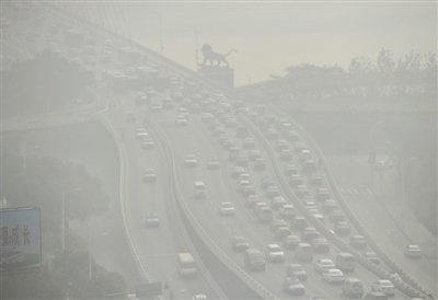 昨日，南昌市八一大橋被霧霾籠罩。 新華社發(fā)