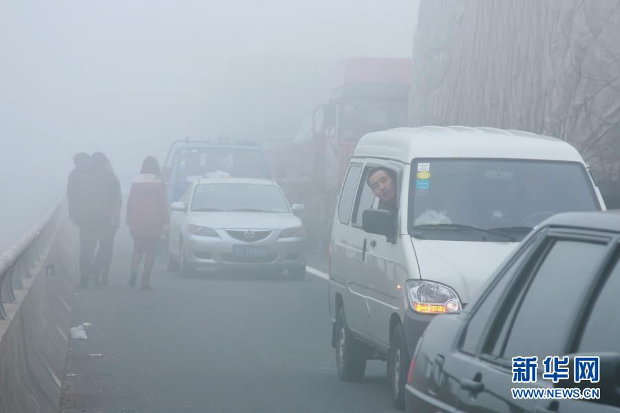 12月4日，滬陜高速揚州段大量車輛滯留。