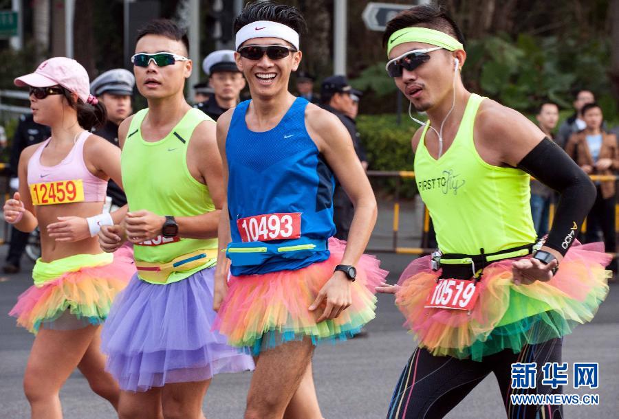 12月8日，三名男選手身著“蓬蓬裙”參加比賽。