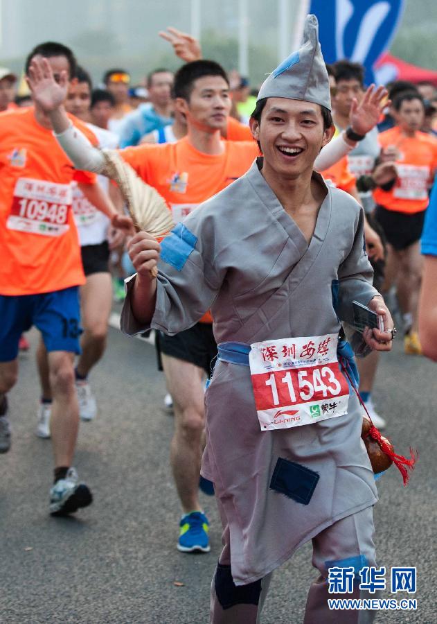 12月8日，一名選手身著“濟公”服裝參加比賽。