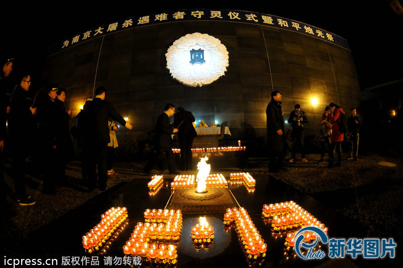 “為南京大屠殺遇難者守靈儀式暨和平燭光祭”活動(dòng)在侵華日軍南京大屠殺遇難同胞紀(jì)念館祭場(chǎng)舉行。