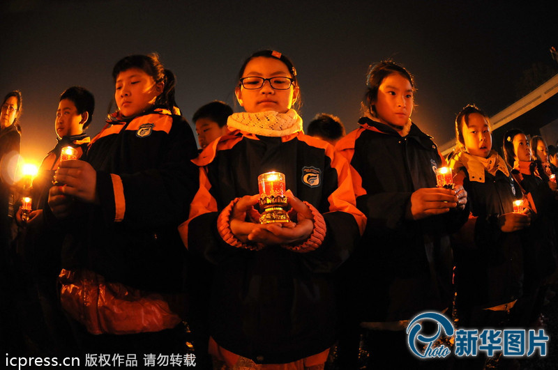 “為南京大屠殺遇難者守靈儀式暨和平燭光祭”活動(dòng)在侵華日軍南京大屠殺遇難同胞紀(jì)念館祭場(chǎng)舉行。