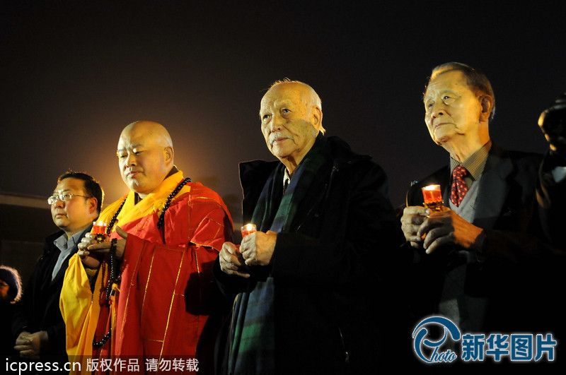 “為南京大屠殺遇難者守靈儀式暨和平燭光祭”活動(dòng)在侵華日軍南京大屠殺遇難同胞紀(jì)念館祭場(chǎng)舉行。