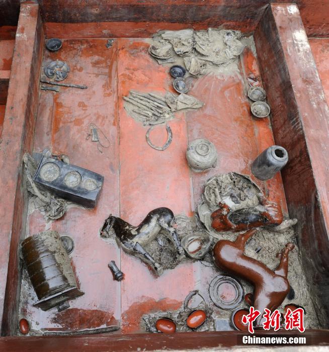 圖為出土漆器240余件，器形有耳杯、奩、幾、盤、盒、俑、馬等。