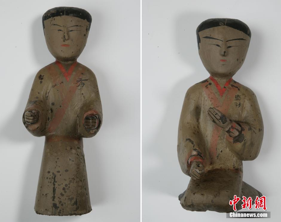 圖為出土的彩繪木俑。