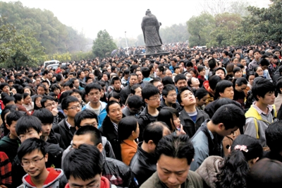 去年3月16日，武漢華中科技大學(xué)，“北約”、“華約”、“卓越”聯(lián)盟自主招生選拔考試湖北考點(diǎn)，考生等待進(jìn)場。 圖/CFP