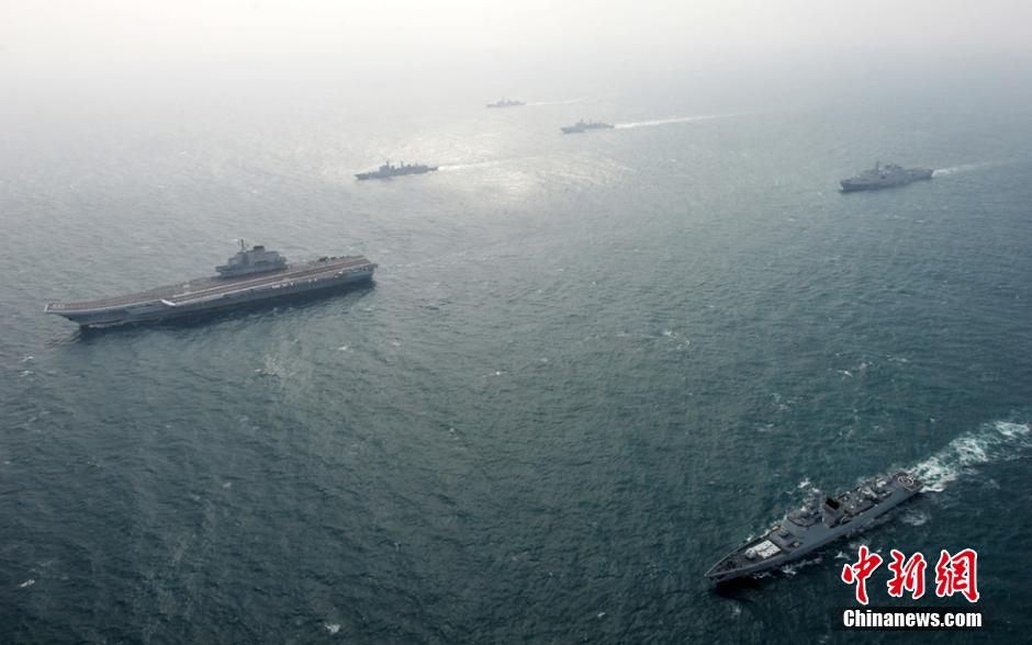 圖為遼寧艦與水面艦艇進行協同訓練。中新社發(fā) 胡鍇冰 攝