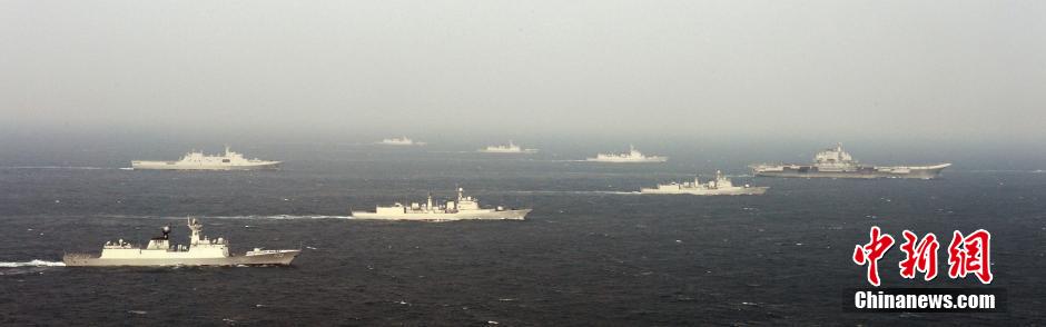 圖為遼寧艦與水面艦艇進行協同訓練。中新社發(fā) 李靖 攝