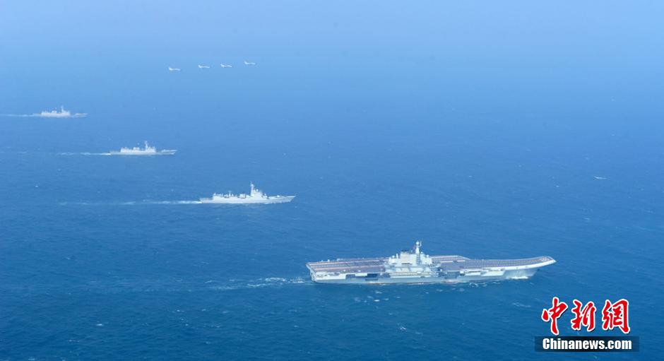 圖為遼寧艦與水面艦艇、飛機進行協同訓練。中新社發(fā) 胡鍇冰 攝
