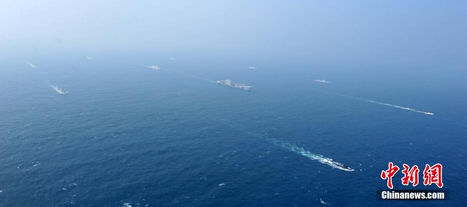 圖為遼寧艦與水面艦艇進行協同訓練。中新社發(fā) 李靖 攝