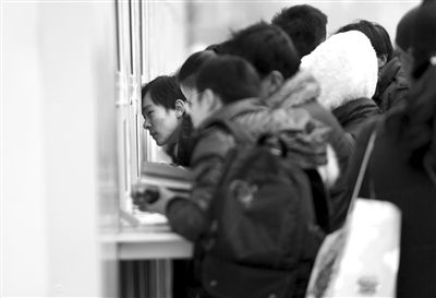 1月6日，旅客在北京站臨時(shí)售票處排隊(duì)購(gòu)票。新京報(bào)記者