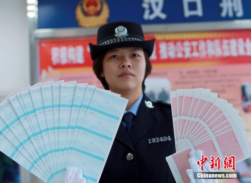 武漢鐵路公安局辦案民警展示空白假火車票。