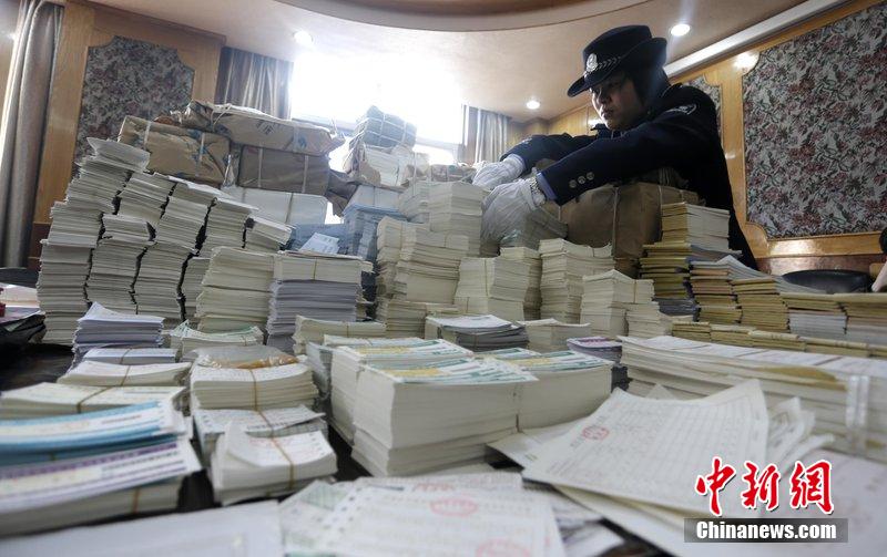 湖北省武漢市，民警清點大量非法制作的成品，半成品假票和制假工具。