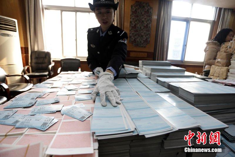 湖北省武漢市，民警清點大量非法制作的成品，半成品假票和制假工具。