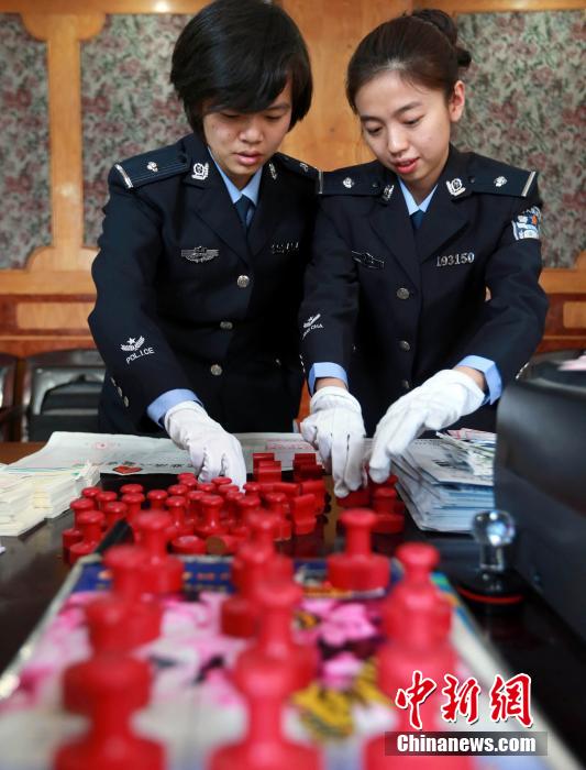 圖為清點查獲大量假火車票和制販工具。