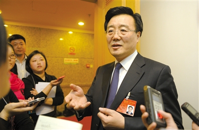 昨日，在十四屆人大二次會議順義代表團(tuán)全團(tuán)審議后，北京市人大代表、北京市常務(wù)副市長李士祥接受記者提問。新京報記者 浦峰 攝