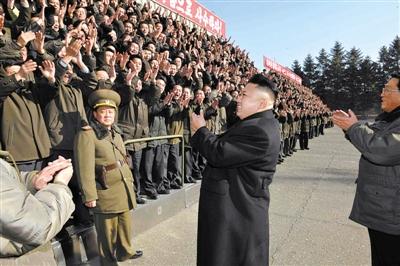 朝中社1月15日發(fā)布的圖片顯示，朝鮮最高領(lǐng)導(dǎo)人金正恩視察位于平安南道的國家科學(xué)院，與科研人員會面。