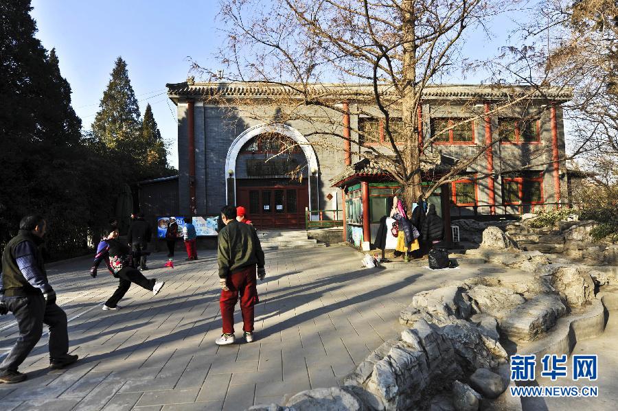 1月15日，市民在北京北海公園內(nèi)的上林苑飯莊門前晨練。