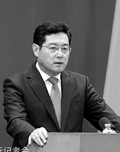 23日，秦剛在外交部例行記者會上。