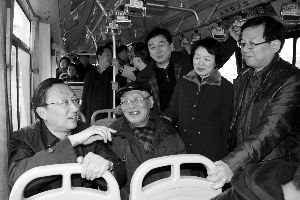 繆瑞林在車上與市民、乘委會委員交流 通訊員 卜照雪 攝