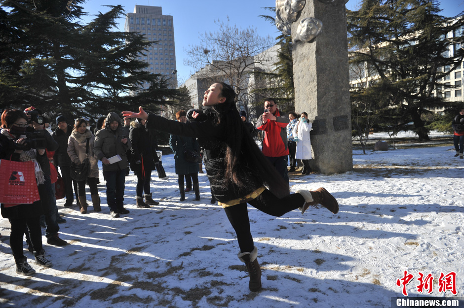 圖為來(lái)自東北的表演系考生雪地秀才藝。