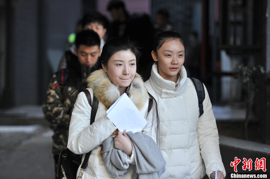 圖為表演系考生走出考場(chǎng)。