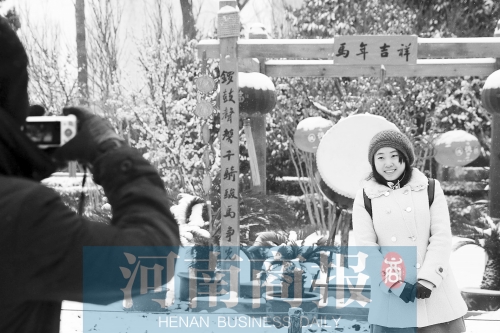 紫荊山公園里布置喜慶，引來不少游客合影留念。記者 楊東華/攝
