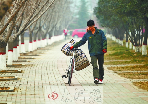 走在校園的小路上，帥氣的單車是我同伴，鼓鼓的行囊盛不下父母深深的惦念。
