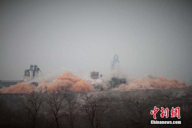　2014年2月17日，石家莊市再次啟動(dòng)壓減水泥過(guò)剩產(chǎn)能、治理大氣污染水泥企業(yè)集中爆破拆除行動(dòng)。