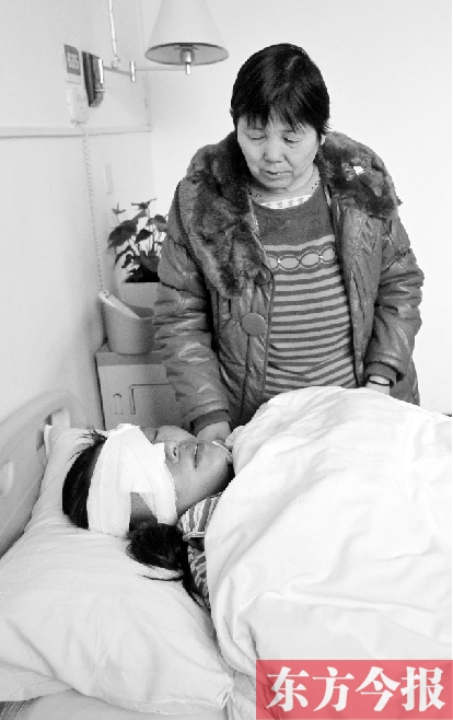17日，52歲的王美蘭在做完眼角膜移植手術(shù)后躺在病床上休息