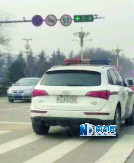 渭南市中院配備的奧迪Q 5警車在路上行駛。圖片來源：新浪微博