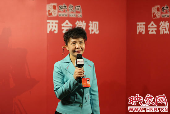 在映象網(wǎng)全國(guó)兩會(huì)北京演播室，全國(guó)人大代表、河南理工大學(xué)音樂(lè)學(xué)院副院長(zhǎng)游吟歌做客《兩會(huì)微視》訪談.