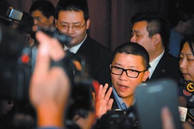 3月10日23時許，與馬航失聯(lián)航班部分乘客家屬乘坐同一航班的乘客在北京首都機場辦理值機手續(xù)。新華社