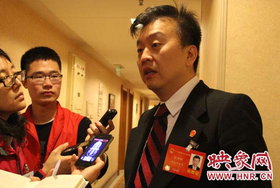 全國人大代表、中央電視臺綜藝頻道節(jié)目組主持人、河南省青聯(lián)榮譽副主席張澤群
