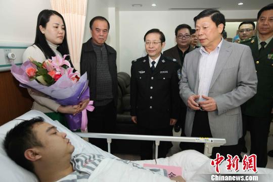 廣西壯族自治區(qū)黨委常委、政法委書記溫卡華看望唐蔚宣。