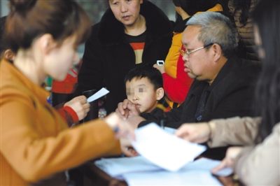 昨日，家長為服用藥品的幼兒登記參加體檢。西安兩所幼兒園長期給園內幼兒集體服用“病毒靈”。