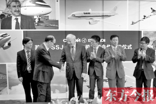 　昨日，“蘇霍伊SSJ-100飛機(jī)項目”合作簽約儀式在鄭州舉行