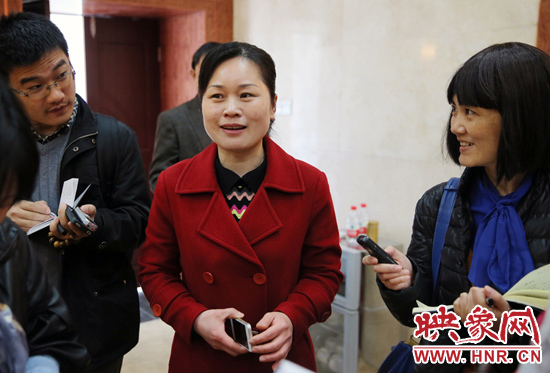 董亞娜是焦裕祿紀念館副館長，她兩次給習近平講解，贊總書記看得仔細，聽得認真。3月20日，記者在蘭考采