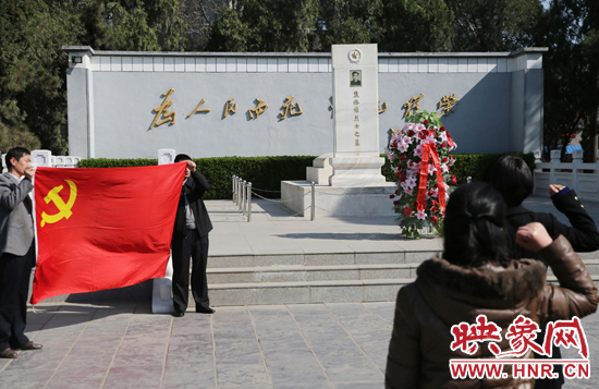 在焦裕祿紀念園，來自河南的黨員干部在焦陵前宣誓。