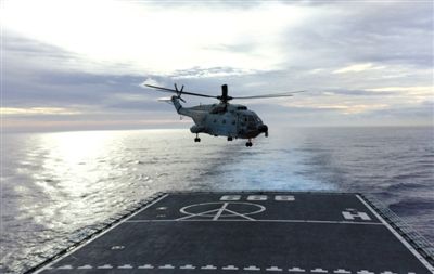 3月29日，一架艦載直升機(jī)從井岡山艦起飛執(zhí)行搜索任務(wù)。當(dāng)天，海軍井岡山艦抵達(dá)南印度洋新任務(wù)區(qū)開始搜索。 新華社發(fā)