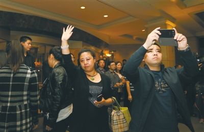昨晚，麗都飯店，32位馬航失聯(lián)客機(jī)家屬準(zhǔn)備赴馬來(lái)西亞。新京報(bào)記者 侯少卿 攝