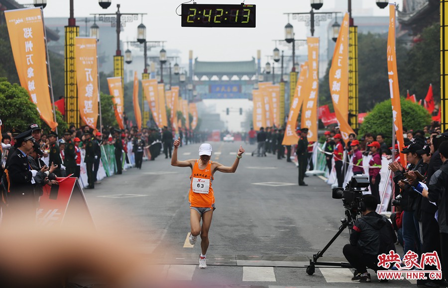 一名選手抵達(dá)終點(diǎn)后，高舉雙手慶祝。