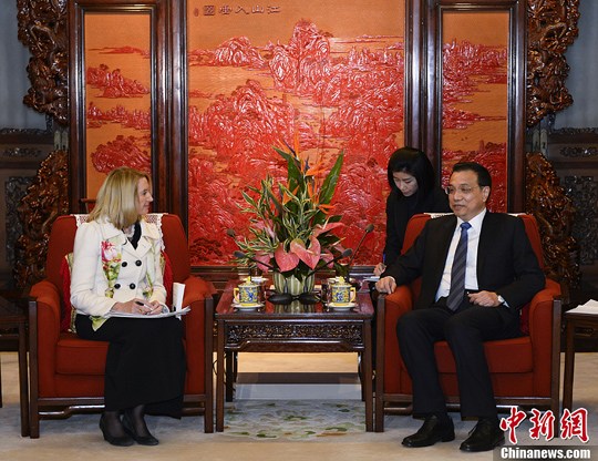 中國(guó)國(guó)務(wù)院總理李克強(qiáng)在北京中南海紫光閣會(huì)見了美國(guó)《科學(xué)》雜志主編瑪西婭·納特一行。
