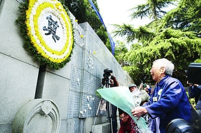 幸存者和遇難者遺屬昨在紀念館“哭墻”前獻花。